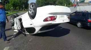 Lexus перевернулся, ударившись об бордюр в Алматы