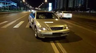 Lexus сбил переходящую на "зебре" семью в Алматы