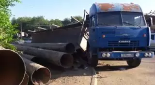 Медики рассказали о состоянии алматинки, на которую упали железные трубы из грузовика