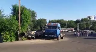 ДТП с упавшими на алматинку трубами из грузовика: Расследуется уголовное дело
