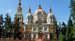 В Алматы мужчина закидал камнями две церкви