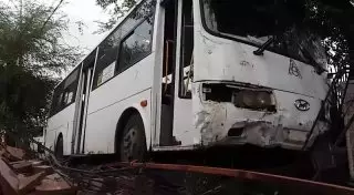 Автобус в Алматы врезался в салон ритуальных услуг