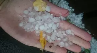 Град размером с черешню обрушился на Шахтинск