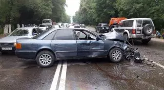Легковушка врезалась в водовоз на Кульджинской трассе: пострадали два человека