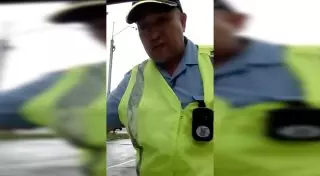 Нападение полицейского на водителя попало на видео в ВКО