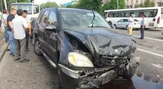 Лобовое столкновение на проспекте Райымбека в Алматы: четверо госпитализированы
