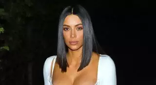 Полностью прозрачное пластиковое платье Ким Кардашьян взорвало соцсети