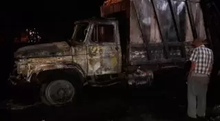 Мусоровоз сгорел около АЗС в Алматы