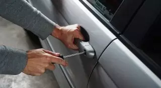 Взломщик не увидел пару, занимавшуюся сексом в салоне авто