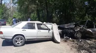 Жесткое лобовое столкновение двух авто произошло близ Алматы, есть пострадавшие