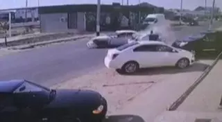 Появилось видео ДТП в Атырау: Автомобиль перевернулся и придавил пешехода