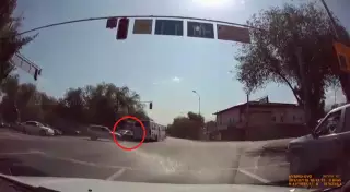 В Алматы автобус пролетел на "красный" и врезался в легковое авто