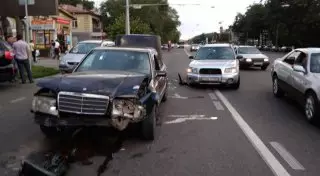 Mercedes выехал на спецполосу и спровоцировал ДТП в Алматы