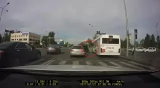 Внедорожник скрылся с места ДТП после столкновения с автобусом в Астане