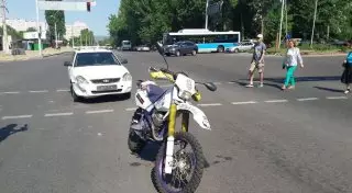 Пара на мотоцикле пострадала в ДТП в Алматы