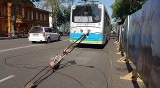 Сорванные троллейбусные провода разбили стекла автобуса в Алматы