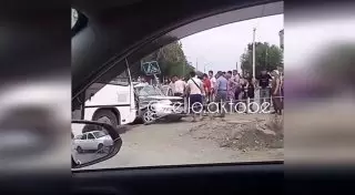 Lada протаранила автобус в Актобе: пострадали трое детей