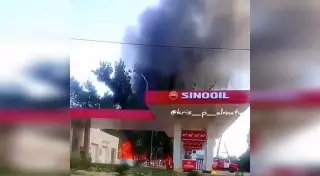 В Алматы загорелись цех и жилой дом возле заправки