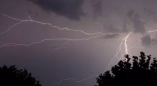 Жару, шквалистый ветер и грозы прогнозируют на выходных в Казахстане