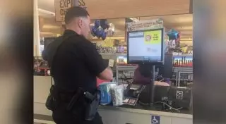 Полицейский пожалел воровку и купил ей украденный товар