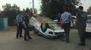 Полицейская машина перевернулась в Актобе
