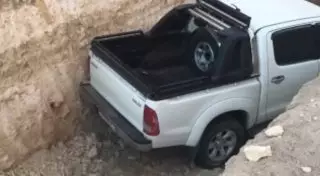 Внедорожник провалился в траншею в Актау