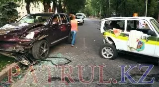 Массовое ДТП в Алматы: Окровавленные охранники вытащили женщин из заблокированной машины