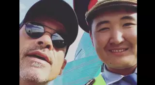 Эрос Рамазотти записал видео с полицейским в Астане