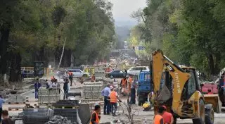 Как укладывают брусчатку в центре Алматы