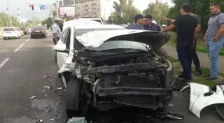 Mercedes спровоцировал массовое ДТП в Алматы: 5 авто пострадало