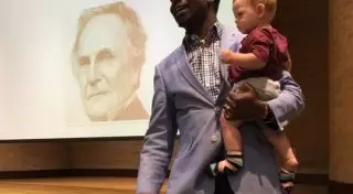 Профессор больше часа вел лекцию с ребенком своей студентки на руках