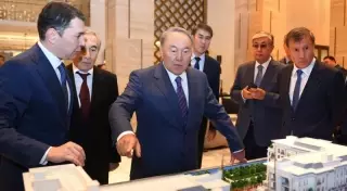 Назарбаев посетил новый отель на набережной Астаны
