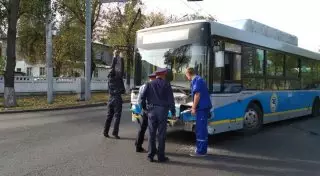 Пассажирский автобус и внедорожник столкнулись в Алматы