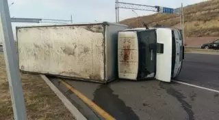 Грузовик опрокинулся после удара легковушки в Алматы