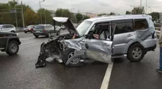 ДТП в Алматы: Внедорожник выехал на встречку и ударил кроссовер