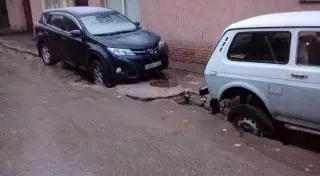 Еще на нескольких улицах Алматы провалился асфальт