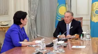 Нурсултан Назарбаев встретился с Гульшарой Абдыкаликовой