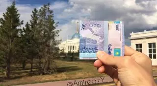 Казахстанец собрал необычные коллажи из фото зданий, изображенных на тенге