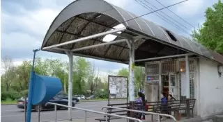 Алматинцы не дожидаются автобусов на остановках без крыш и пандусов - общественники