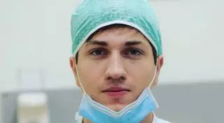 Стоматолог снял на видео операцию по удалению собственного зуба