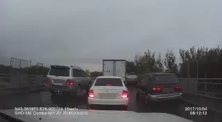 Лишение прав грозит водителю внедорожника, объезжавшему пробку в Алматы по встречке