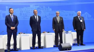 "Это наше клеймо". Токаев и Лавров исполнили гимн МГИМО