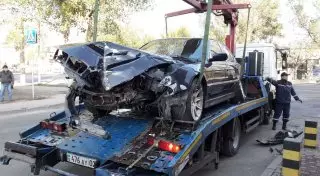 Водитель BMW снес столб и скрылся с места ДТП пешком в Алматы