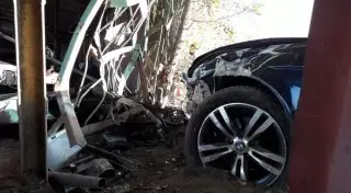 BMW врезалась в забор стоянки в Алматы: Пострадали три авто