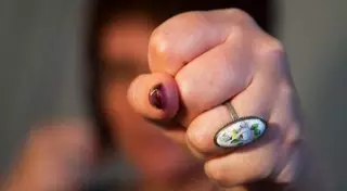 Женщина расцарапала лицо и сорвала погоны с полицейских в Алматинской области