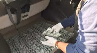 Фальшивомонетчики сбывали доллары по курсу 100 тенге