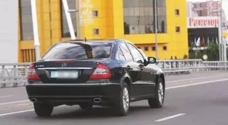 "Помогайки" и дети чиновников на дорогих авто. В Астане пожаловались на коррупцию в регионах