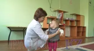 Годовалого малыша оставили на улице в Алматы