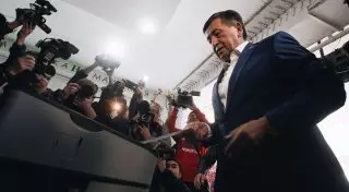 Сооронбай Жээнбеков лидирует на выборах президента Кыргызстана