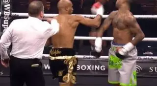 Боксер нокаутировал соперника после остановки боя и встал перед ним на колени